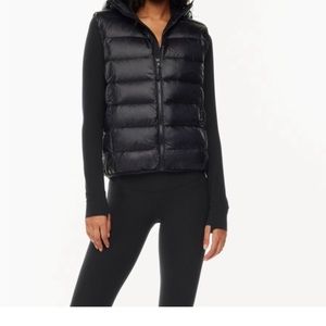 Aritzia TnAction The Little puff vests